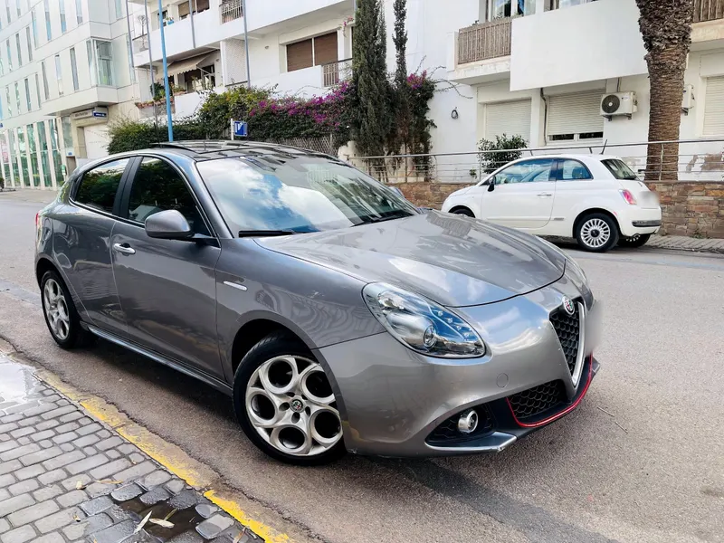 Alfa Romeo Giulietta grise de Slim Car garée dans une rue de Casablanca